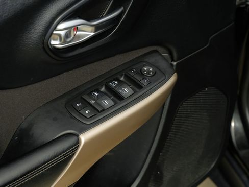 Used 2017 Jeep Cherokee Latitude w/ Safety/Convenience Group FWD image 43