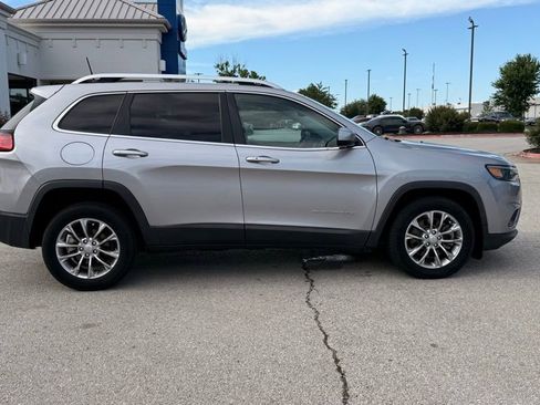 Used 2019 Jeep Cherokee Latitude Plus w/ Comfort/Convenience Group FWD image 9