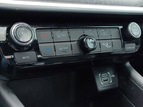 Used 2023 Jeep Compass Latitude w/ Sun and Sound Group AWD/4WD image 25