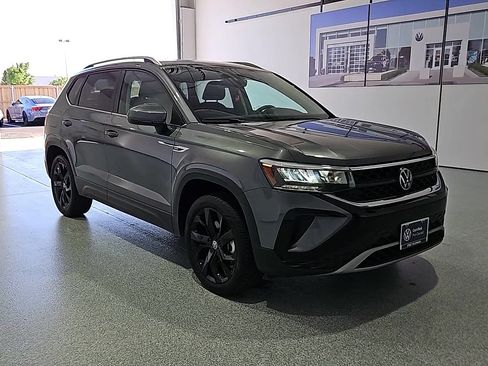 Certified 2023 Volkswagen Taos SE FWD image 2