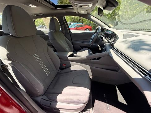 Used 2022 Hyundai Elantra SEL w/ Convenience + Premium Package FWD image 33