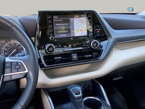Used 2022 Toyota Highlander Limited FWD image 6