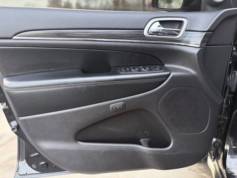 Used 2019 Jeep Grand Cherokee Limited image 12