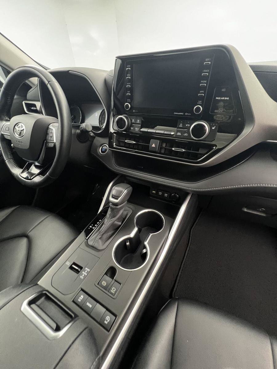 Used 2020 Toyota Highlander XLE FWD image 30