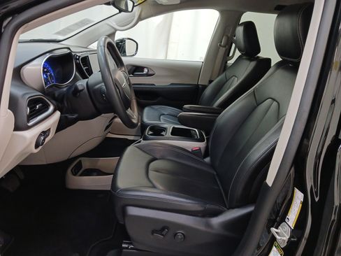Used 2024 Chrysler Pacifica Touring-L FWD image 11