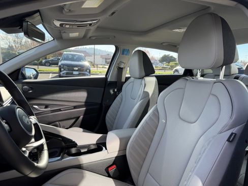 Certified 2025 Hyundai Elantra Limited image 14