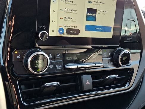 Used 2025 Toyota Highlander XLE image 17