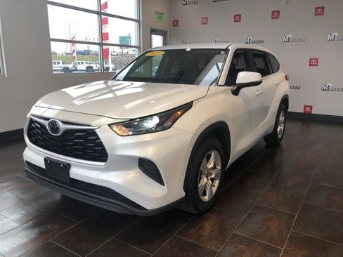 Used 2023 Toyota Highlander L image 3