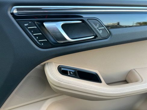 Certified 2025 Porsche Macan AWD/4WD image 19