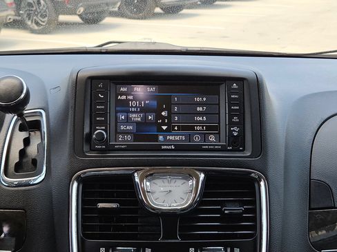 Used 2016 Chrysler Town & Country Touring FWD image 17