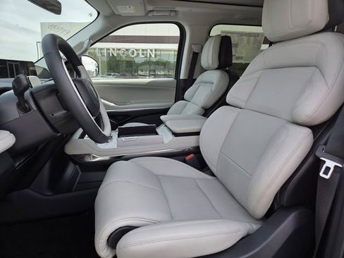 New 2026 Lincoln Navigator Reserve w/ Jet Appearance Package AWD/4WD image 13