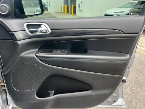 Used 2019 Jeep Grand Cherokee Altitude AWD/4WD image 10