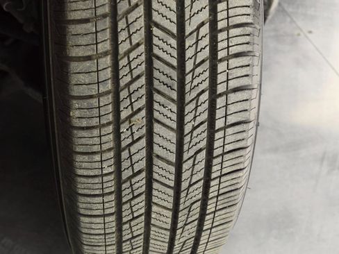 Used 2023 Chrysler Pacifica Touring-L image 37