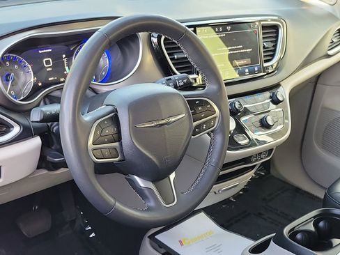 Certified 2023 Chrysler Pacifica Touring-L FWD image 5