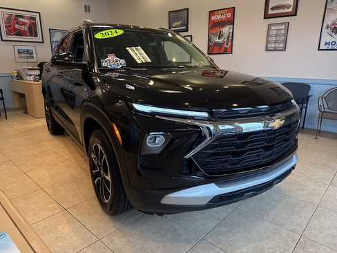 Used 2024 Chevrolet TrailBlazer LT w/ Convenience Package image 2