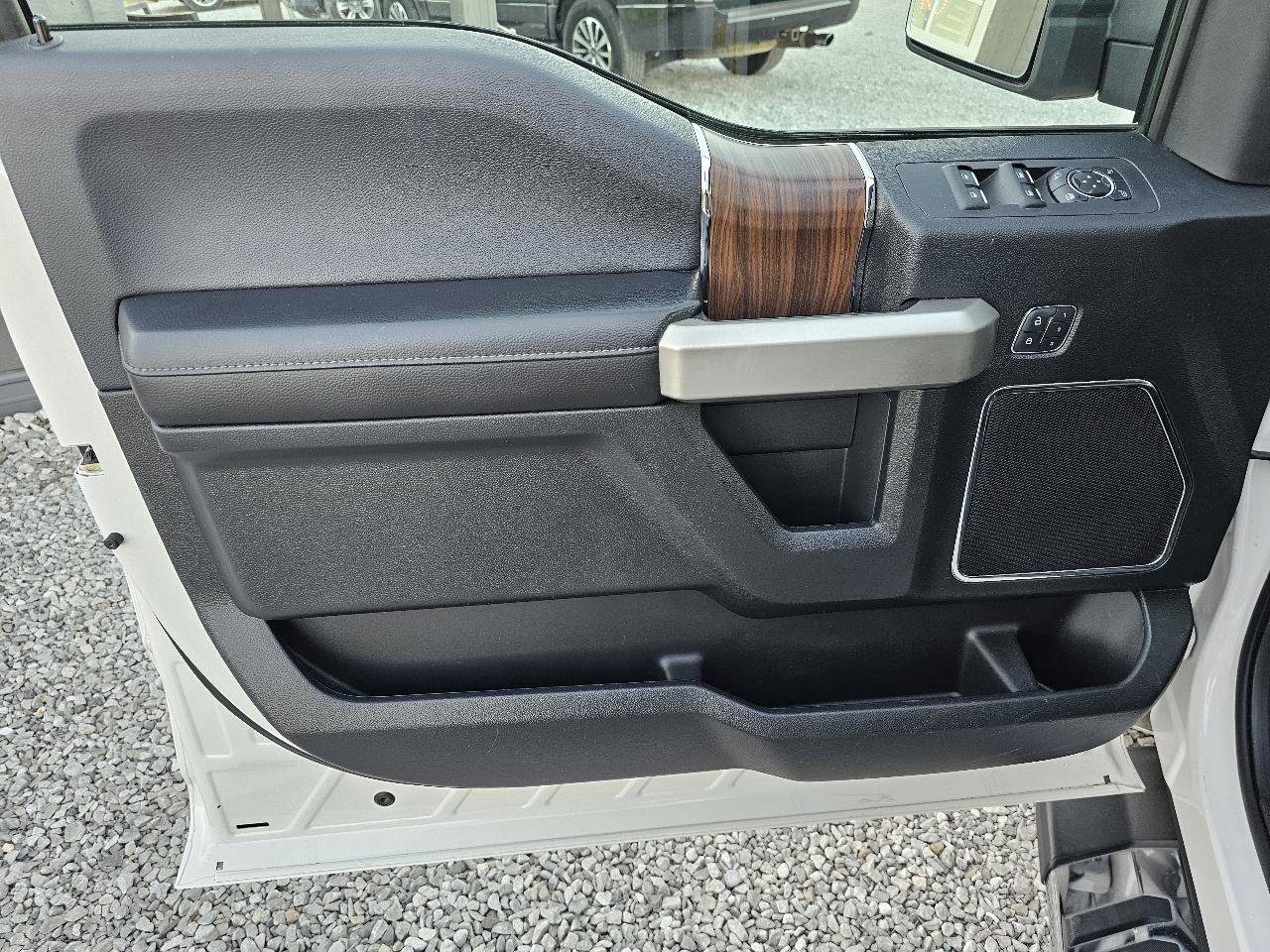 Used 2015 Ford F150 Lariat w/ Equipment Group 502A Luxury AWD/4WD image 18