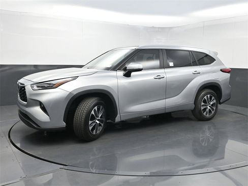 Used 2023 Toyota Highlander XLE image 22