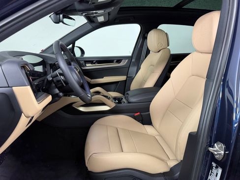 Certified 2026 Porsche Cayenne AWD/4WD image 5