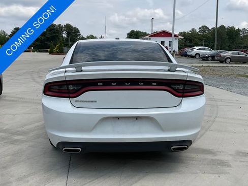 Used 2015 Dodge Charger SE RWD image 2