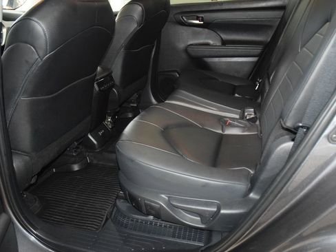 Used 2024 Toyota Highlander XLE image 42