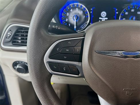 Used 2020 Chrysler Voyager LX image 26