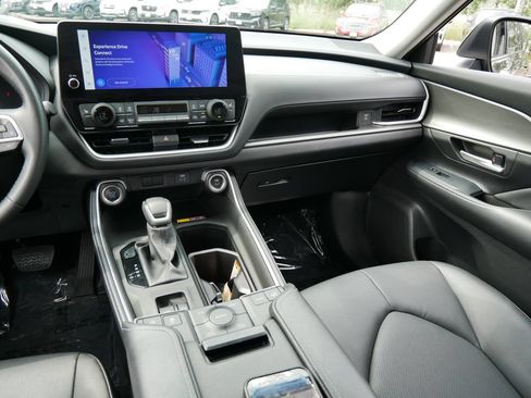 Used 2025 Toyota Grand Highlander AWD image 16