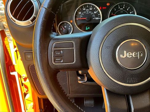 Used 2013 Jeep Wrangler Rubicon AWD/4WD image 9