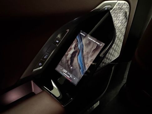 Used 2023 BMW 760i xDrive w/ Executive Package image 23