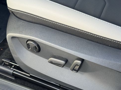 Used 2025 Volkswagen Taos SE image 18