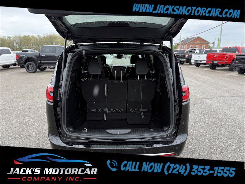 Used 2026 Chrysler Pacifica Select FWD image 12