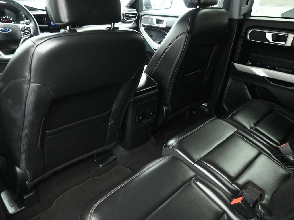 Used 2024 Ford Explorer XLT w/ Equipment Group 202A AWD/4WD image 18