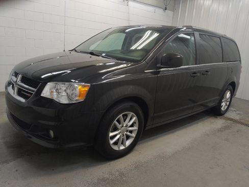 Used 2019 Dodge Grand Caravan SXT FWD image 2