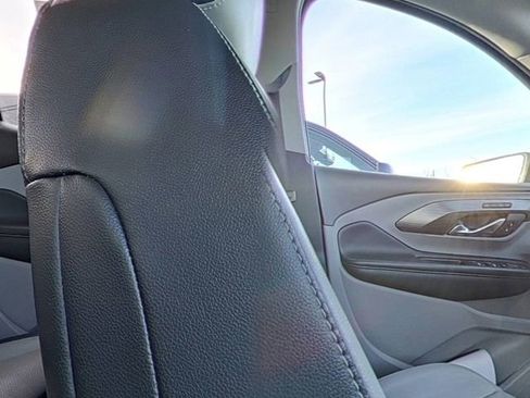 Used 2023 GMC Terrain SLT image 28