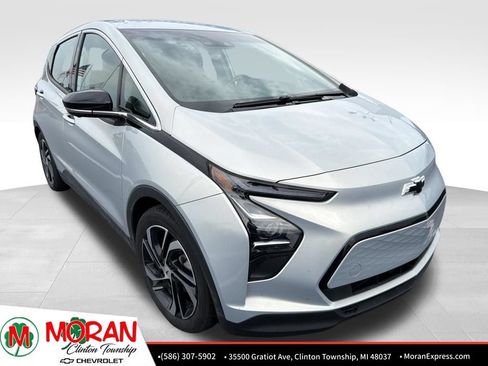 Used 2023 Chevrolet Bolt LT w/ Infotainment Package FWD image 2