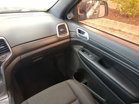 Used 2019 Jeep Grand Cherokee Laredo image 17