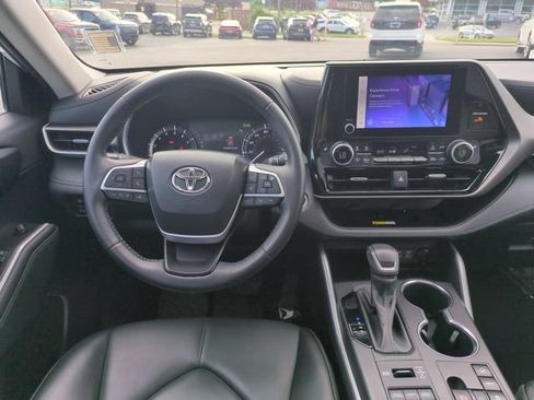 Used 2023 Toyota Highlander XLE AWD/4WD image 30