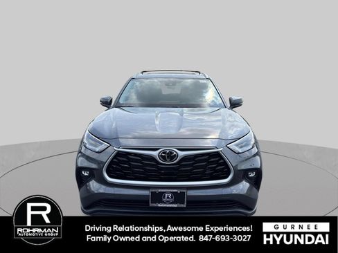 Used 2022 Toyota Highlander XLE AWD/4WD image 3