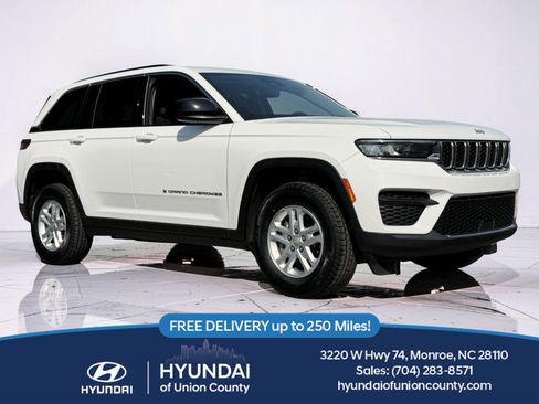 Used 2023 Jeep Grand Cherokee Laredo RWD image 1