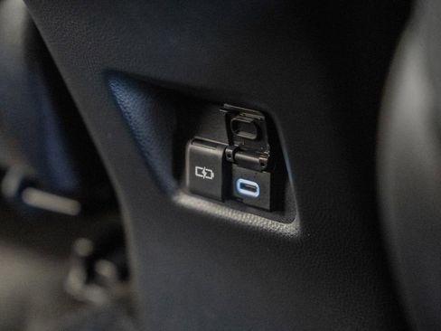 Used 2025 Toyota RAV4 XLE AWD/4WD image 32