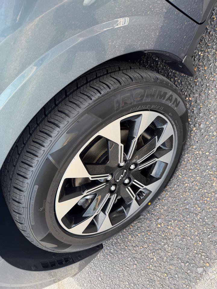 Used 2024 Kia Carnival EX FWD image 8