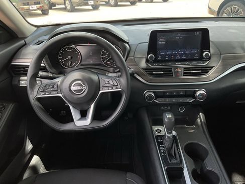 Used 2025 Nissan Altima 2.5 SV FWD image 10