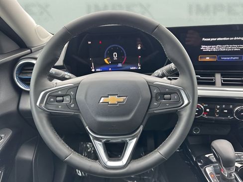 Used 2025 Chevrolet Trax LT w/ LT Convenience Package image 12