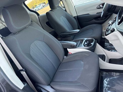 Used 2021 Chrysler Pacifica Touring image 20