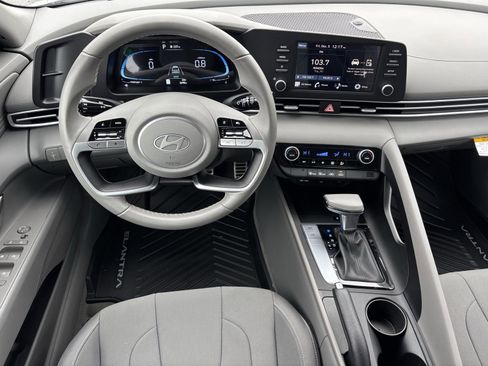 Certified 2025 Hyundai Elantra Sport image 18