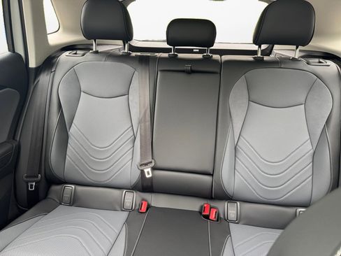 New 2025 Volkswagen Tiguan SE image 12