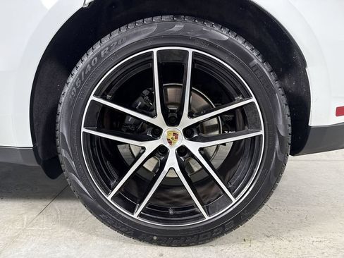 Certified 2025 Porsche Macan image 14