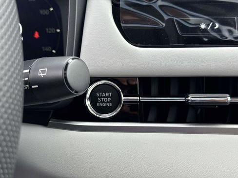 New 2025 Mitsubishi Outlander SE image 30