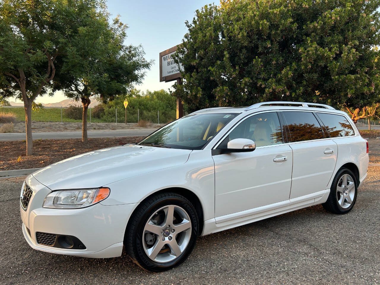 Used 2010 Volvo V70 FWD image 4