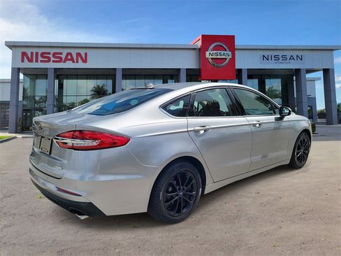 Used 2020 Ford Fusion SE image 4