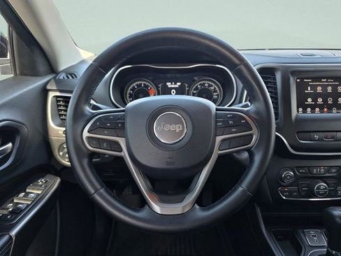 Used 2019 Jeep Cherokee Latitude Plus w/ Comfort/Convenience Group FWD image 19